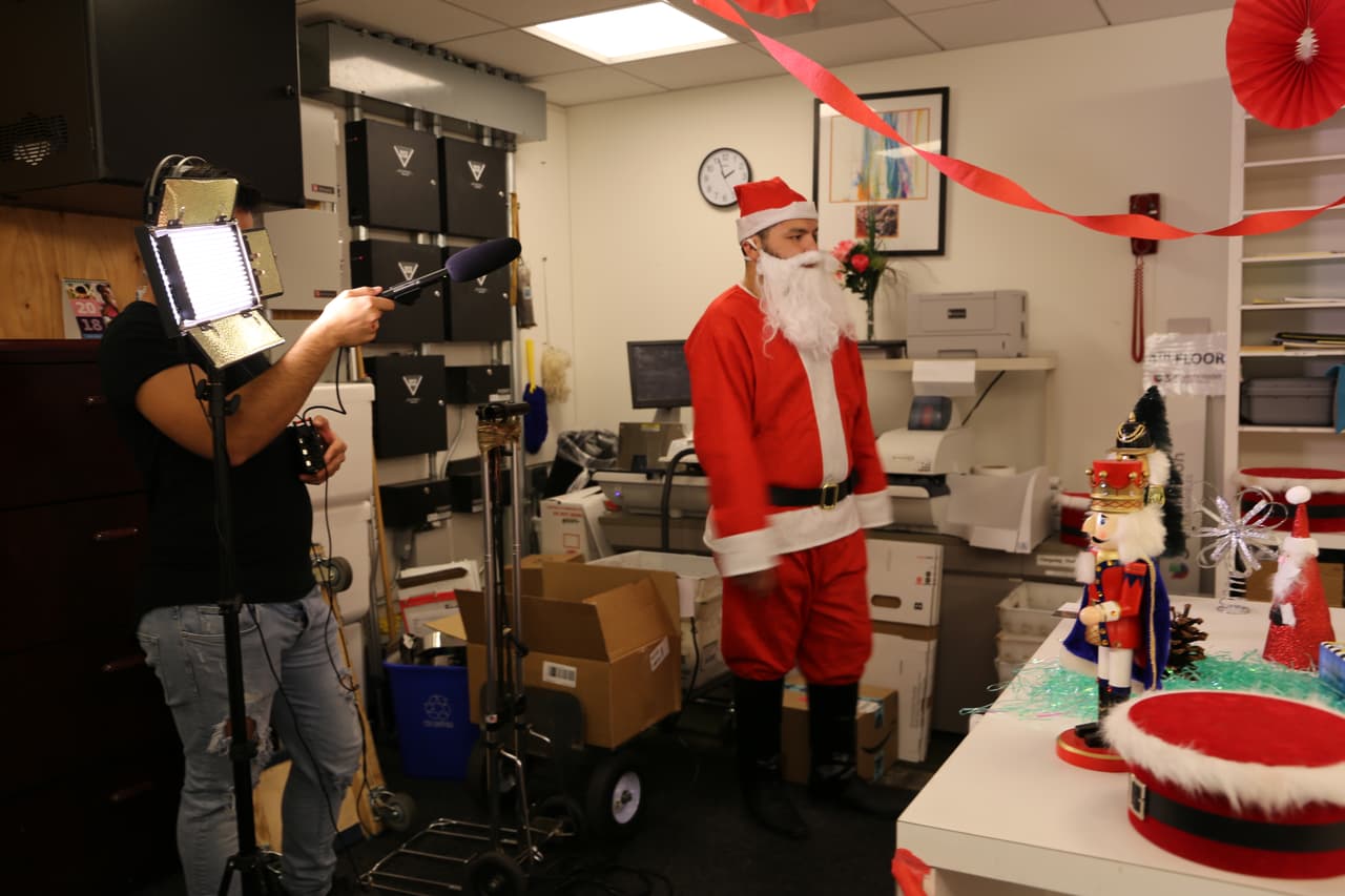 Así es cómo el locutor regiomontano
<b> </b>se prepara para entrar a escena y dar vida a
<b>Santa Claus</b>.