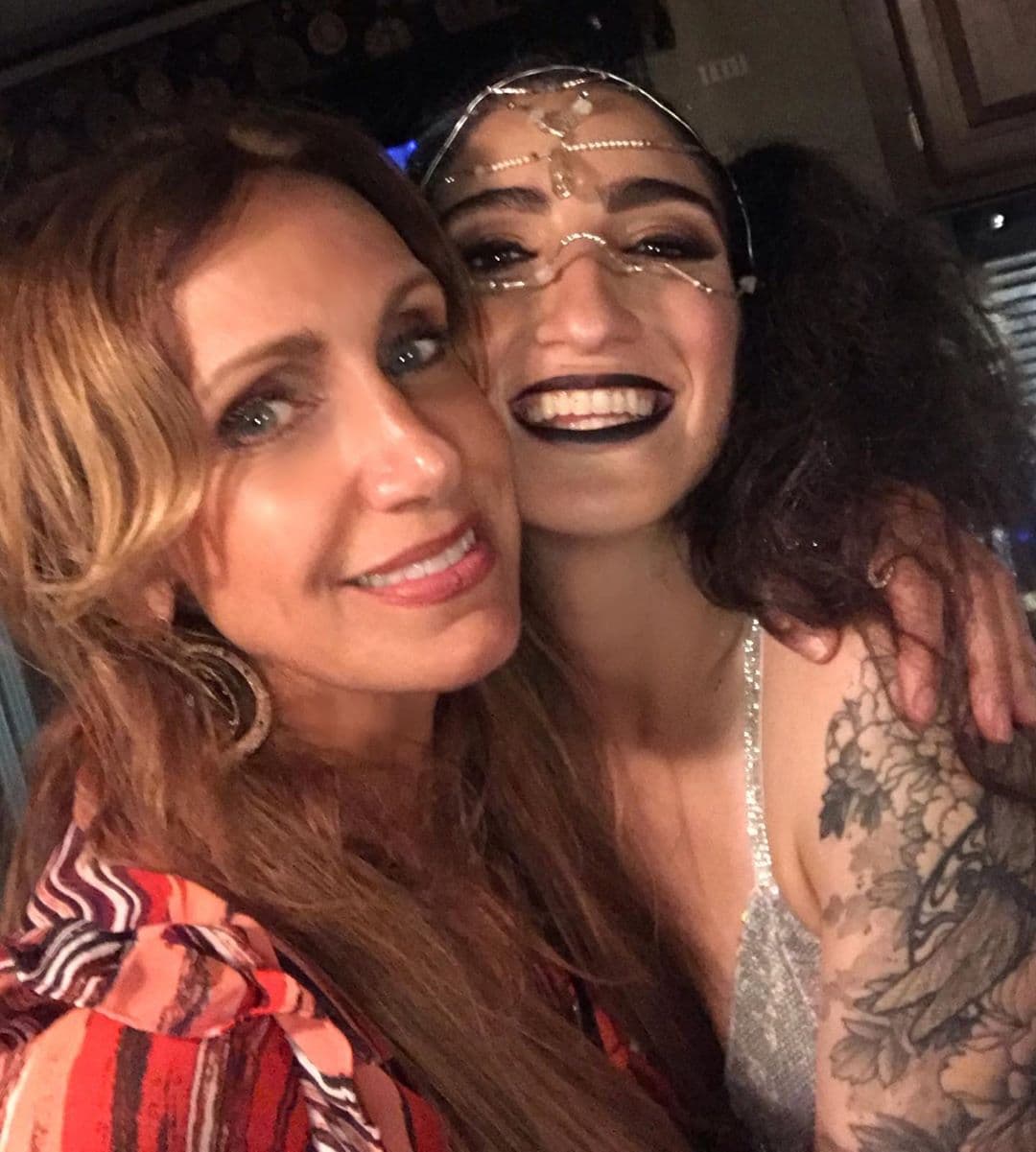Se trata de su prima Emily, hija de Emilio y Gloria Estefan, quien se presentó con bombos y platillos en la más reciente edición del Miami Beach Pride el pasado domingo 7 de abril.
