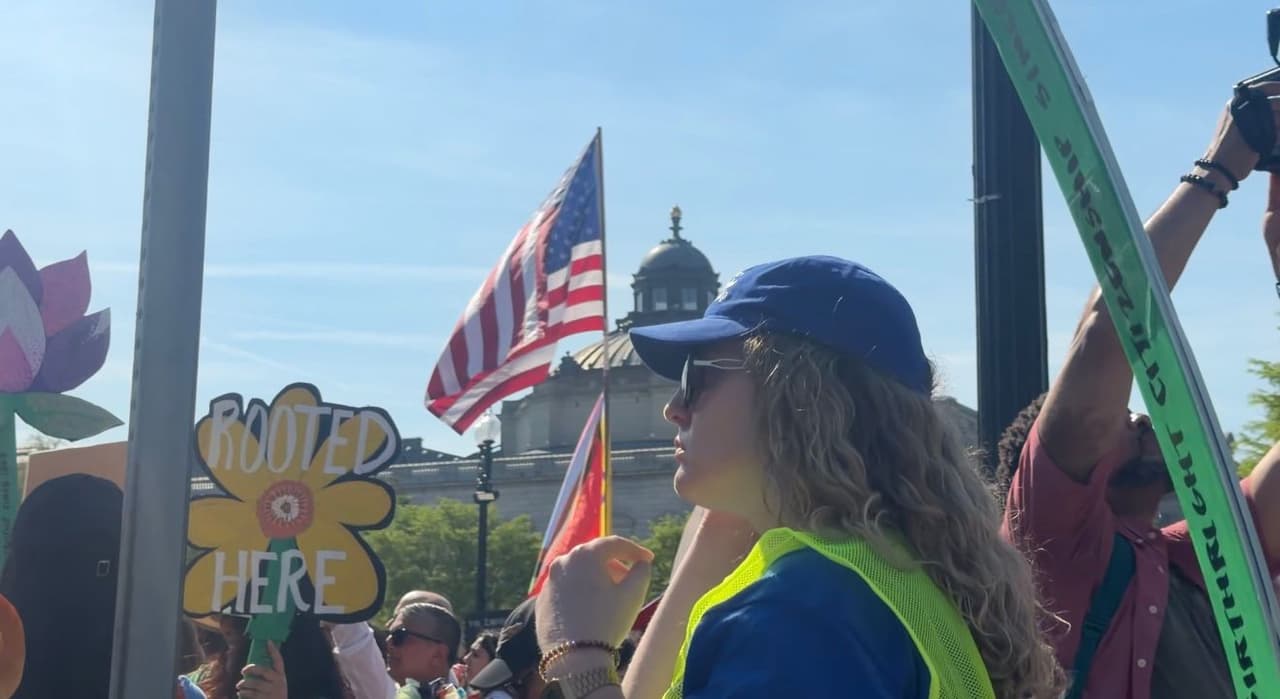 “Pienso que sería un caos si esto pasara, porque hay muchos hijos de inmigrantes aquí y sería un gran caos”, expresó Cristina Nodal, otra manifestante.