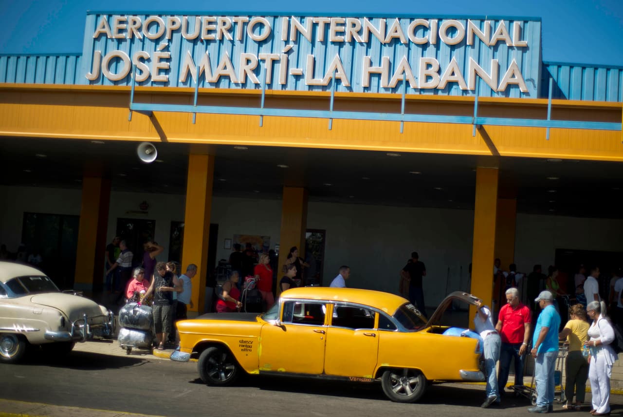 Diez aeropuertos de Cuba, incluido el de La Habana, bajo aviso de combustible no disponible