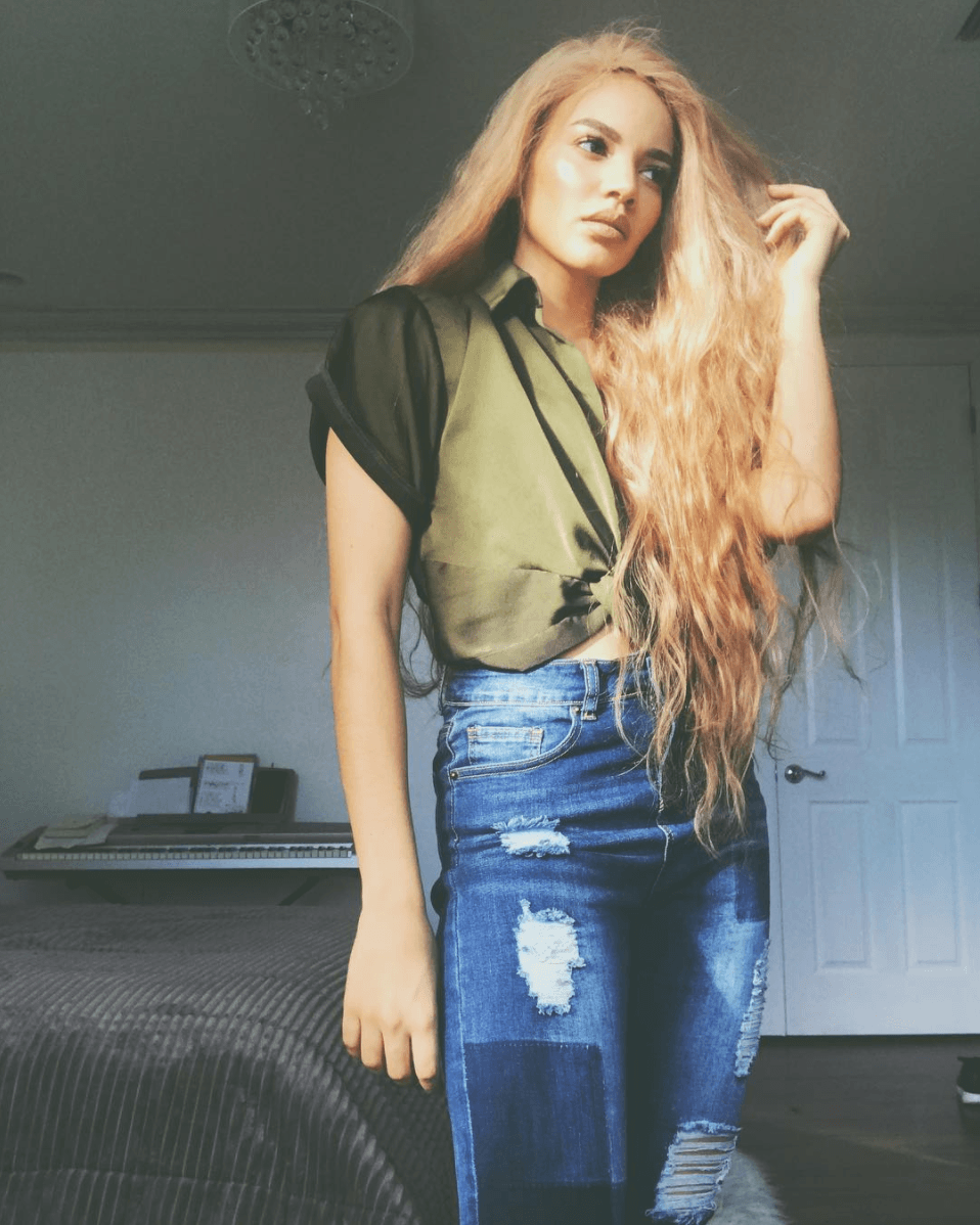 <b>Leslie Grace</b> al natural y luciendo muy linda en el color de la vida.