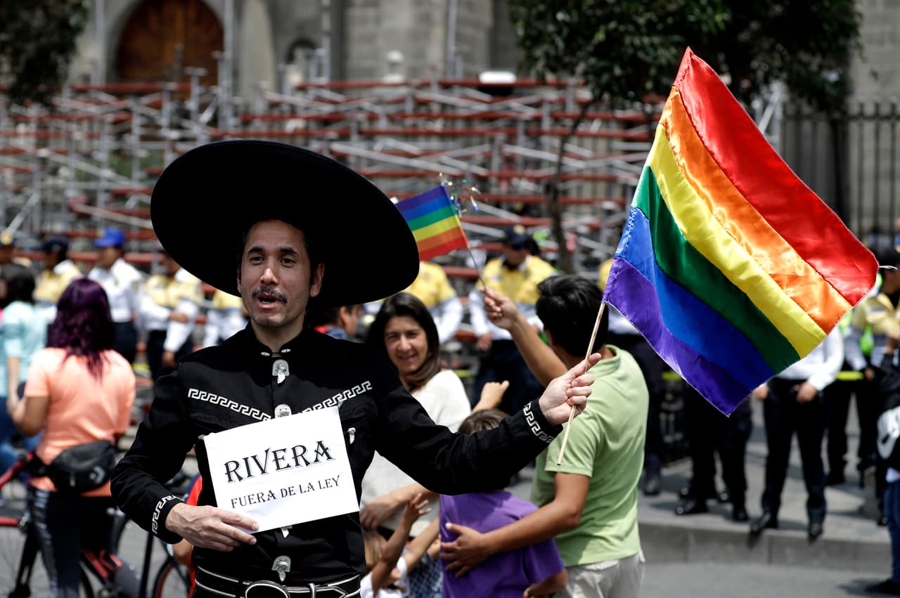 El cardenal Norberto Rivera preside la celebración del domingo, a quien los manifestantes dirigieron algunas protestas.