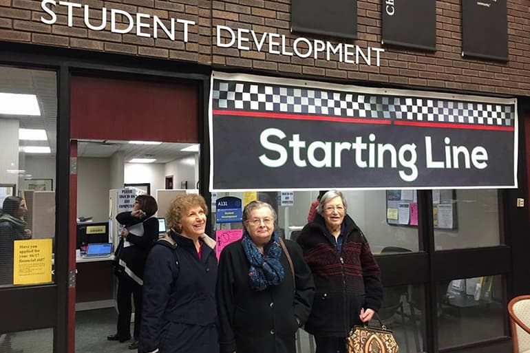 Cecile Tegler, Sandra Leaming y Marge Reinard posan para la foto antes de entrar a una clase de computación.
