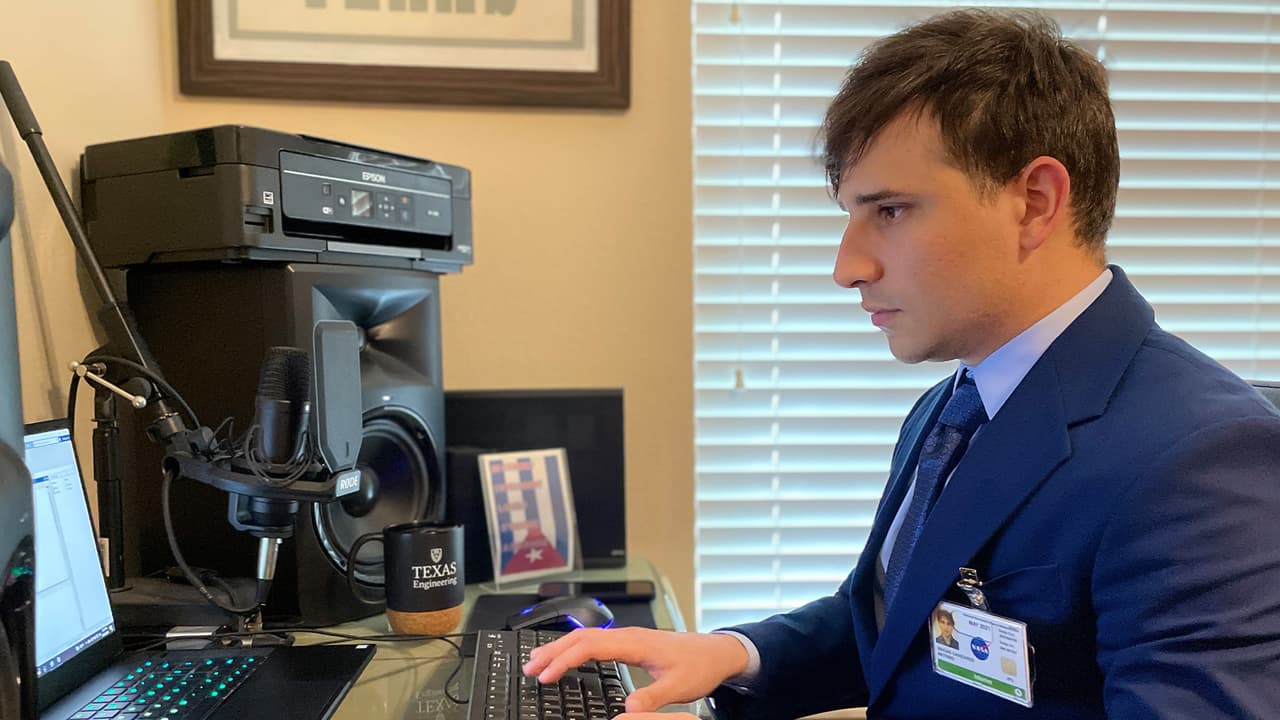 “No teníamos hogar. Íbamos a la biblioteca a buscar internet para revisar el correo, no teníamos teléfono”, dijo Antonio.