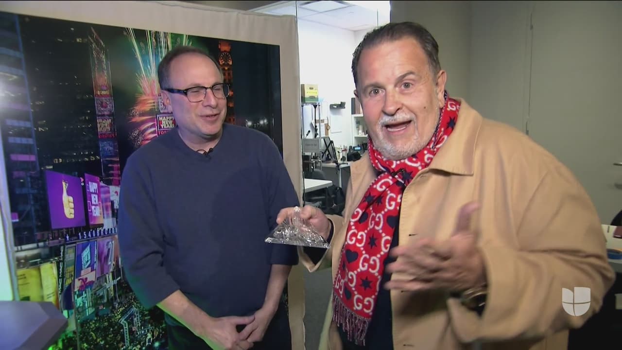 Dentro de las historias que nos fueron mostradas durante la transmisión Feliz 2020, fuimos testigos de cómo a Raúl de Molinale fue entregado uno de los cristales que integran la tradicional esfera de Times Square, en reconocimiento por sus 23 años de estar presente con Univision en la transmisión de Fin de Año.