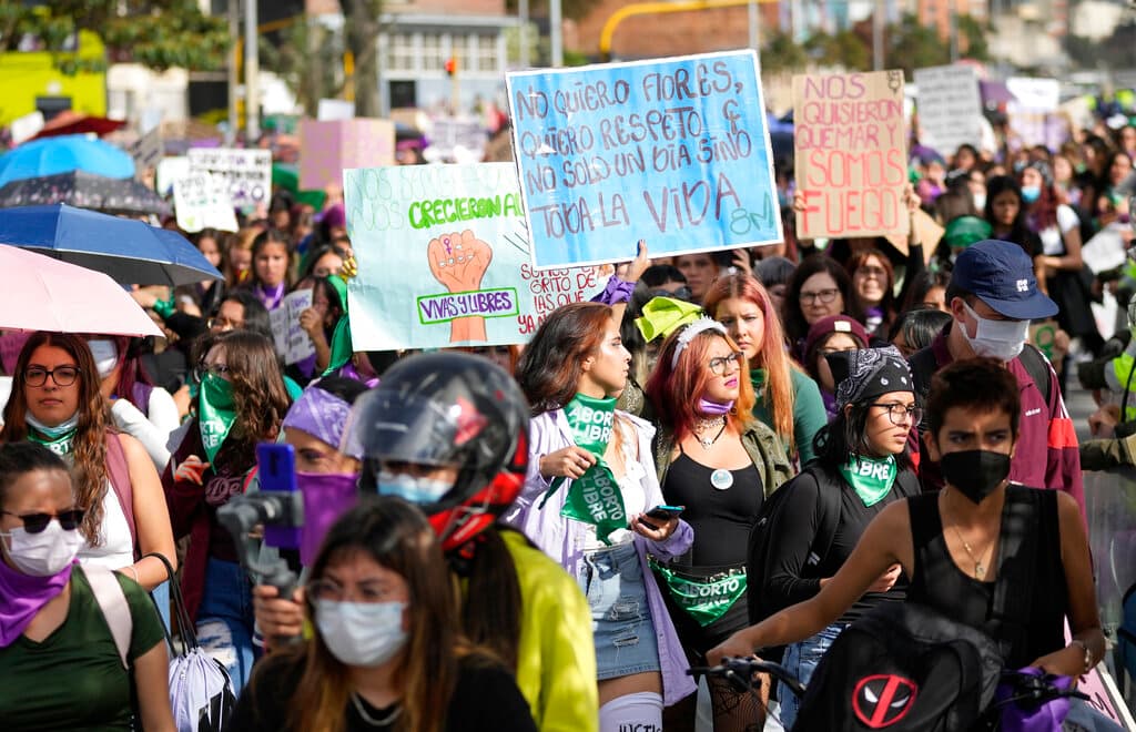 <b>Colombia</b>
<br>
<br>La mujeres colombianas también marcharon en las calles de Bogotá, para exigir respeto y equidad.