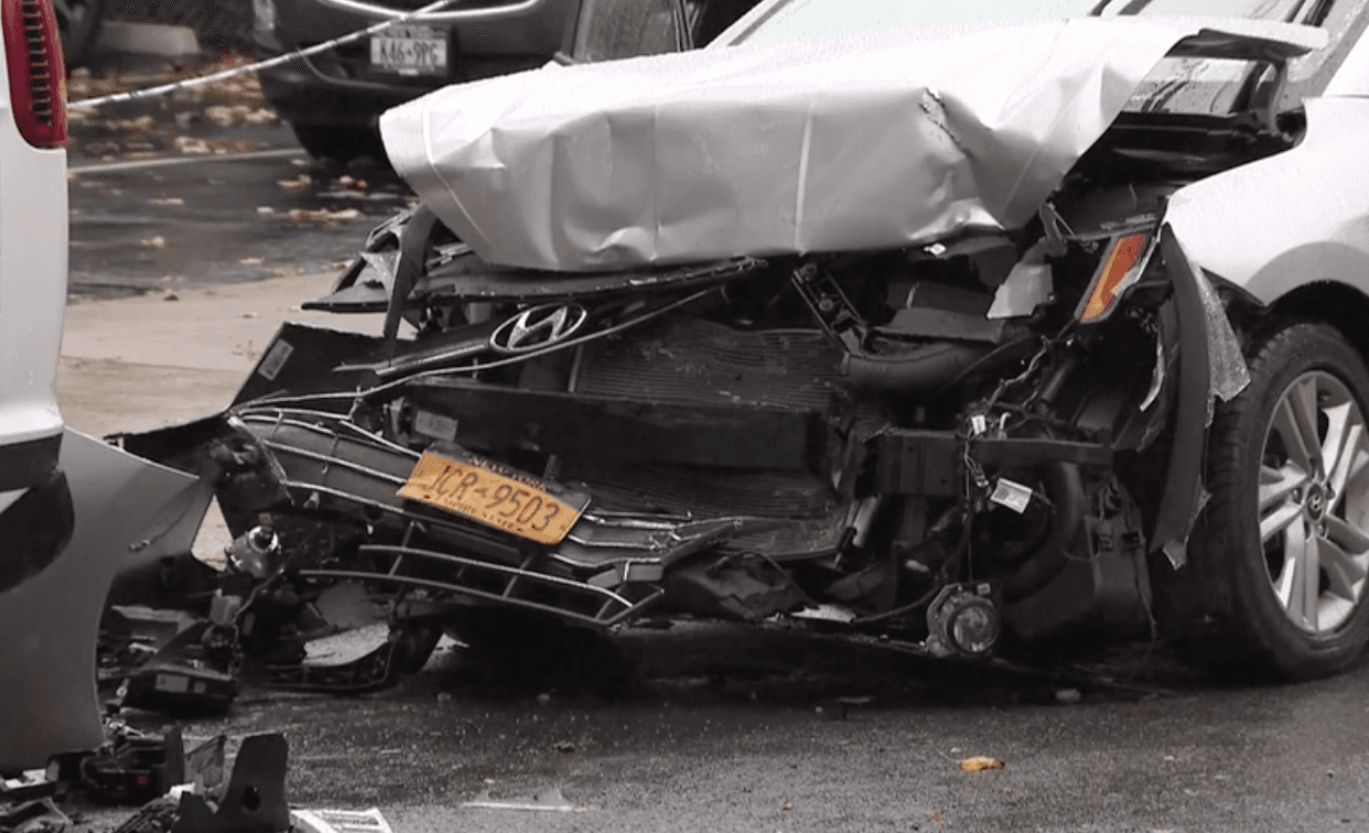 Policía busca al hombre que apuñaló y atropelló varias veces a su mujer hasta la muerte, según testigos