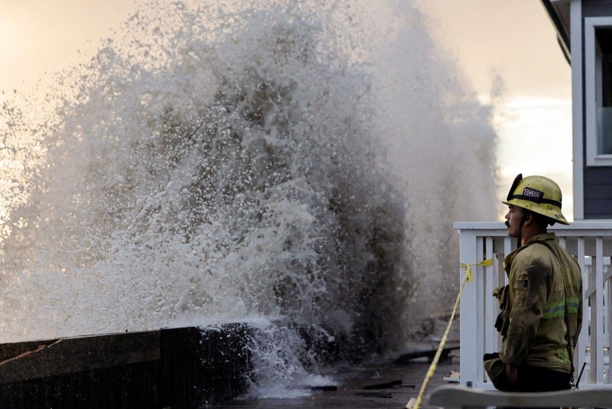 Aunque Marie se debilitó hasta convertirse en tormenta tropical y se desplazó mar adentro sin tocar tierra firme, las imágenes dejan claro que su energía llegó a la costa en forma de marejadas capaces de transformar las playas del sur de California.