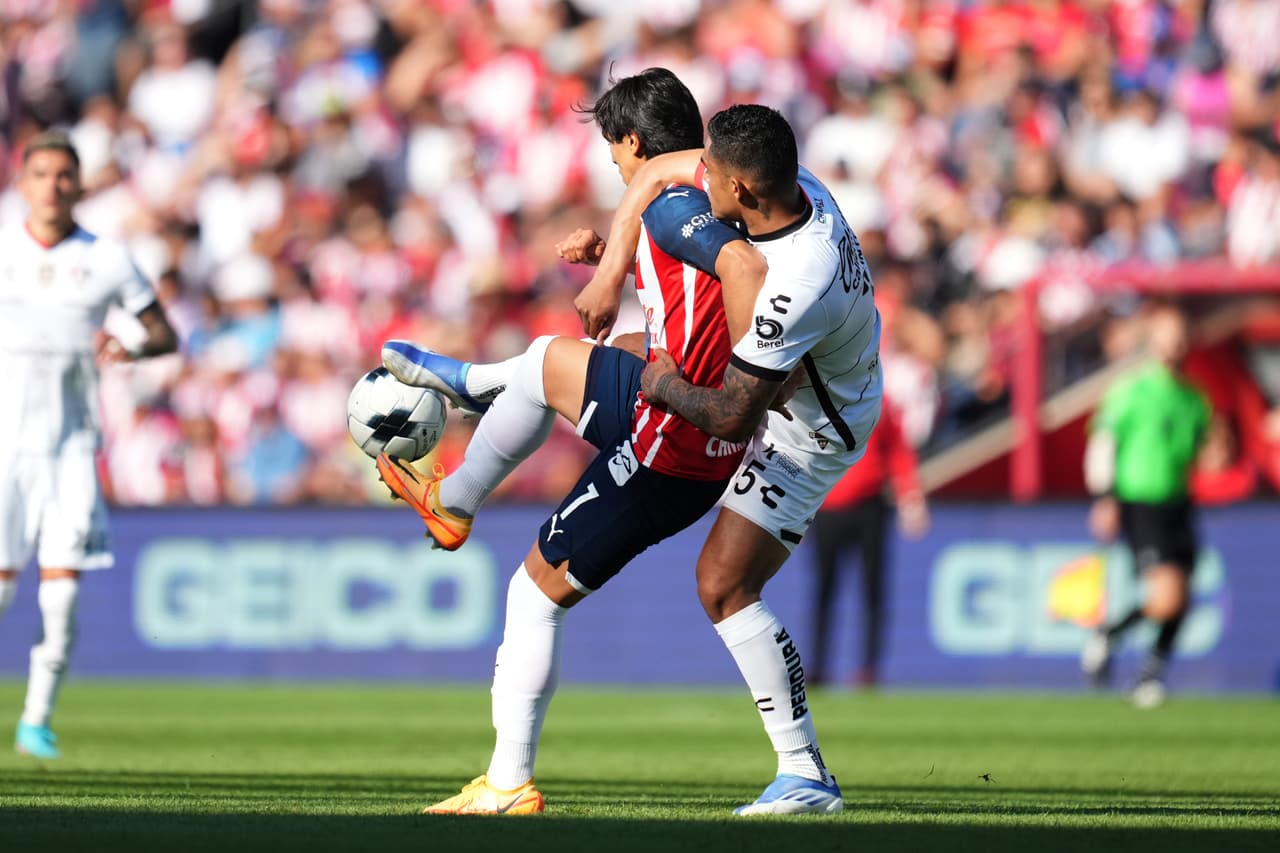 Con un gol solitario de Julián Quiñones el Atlas se llevó una edición más del Clásico Tapatío ante Chivas.