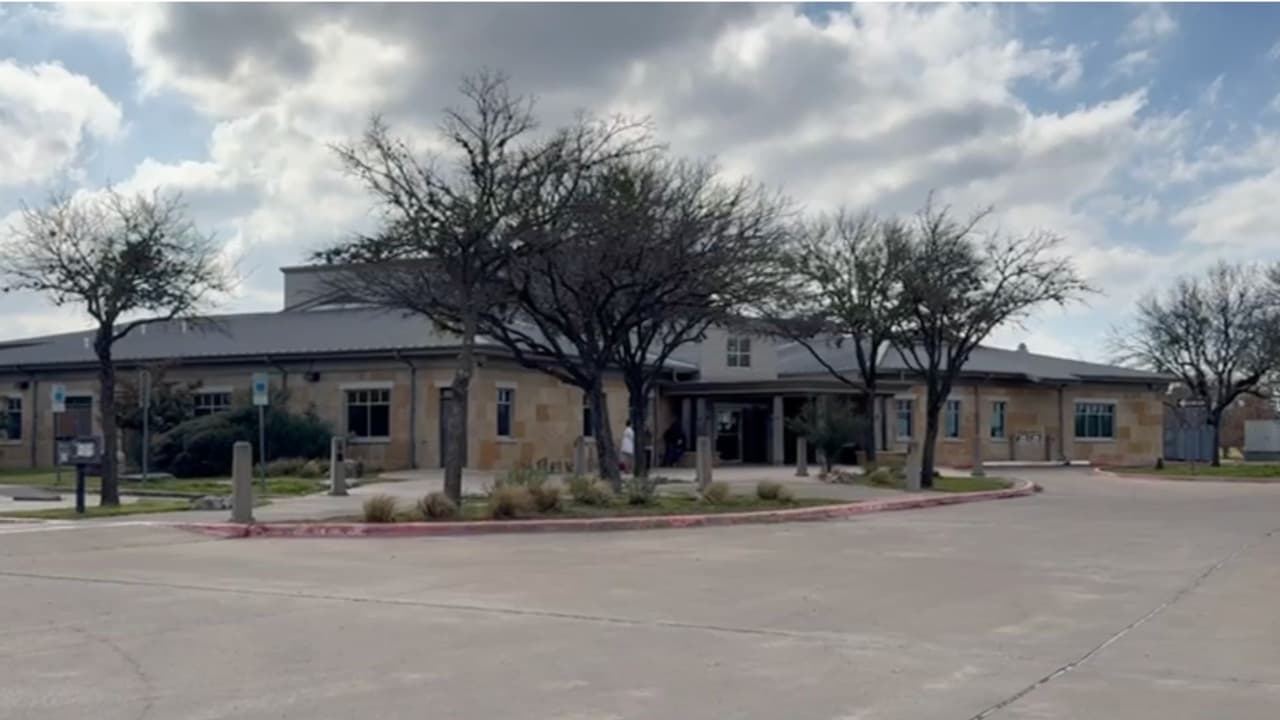 Dos sujetos son arrestados por amenazar con un machete a empleados de una biblioteca en Austin