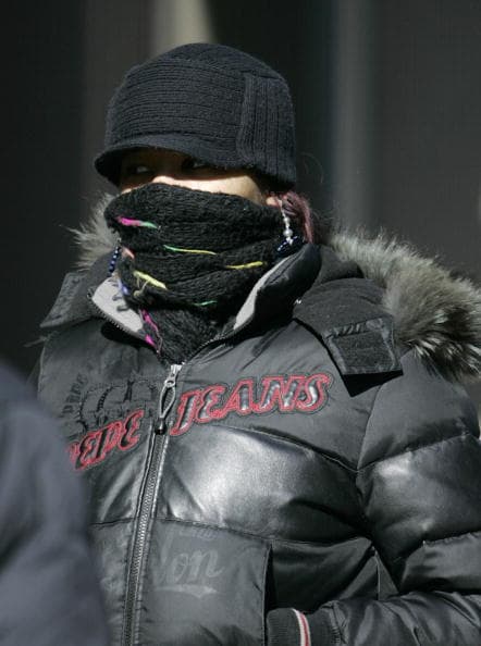 Es crucial
<b>proteger manos, pies, cuello y cara</b> con un gorro caliente, un cubrebocas, una bufanda, mitones o guantes, calcetines de lana, zapatos o botas impermeables y calientes.