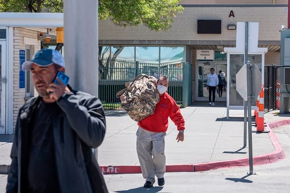 En los últimos meses, Trump ha impuesto reglas generales que prohíben la entrada de extranjeros a Estados Unidos, indicando el riesgo de permitir que el virus se propague desde en lugares que han sido golpeados fuertemente por la pandemia.