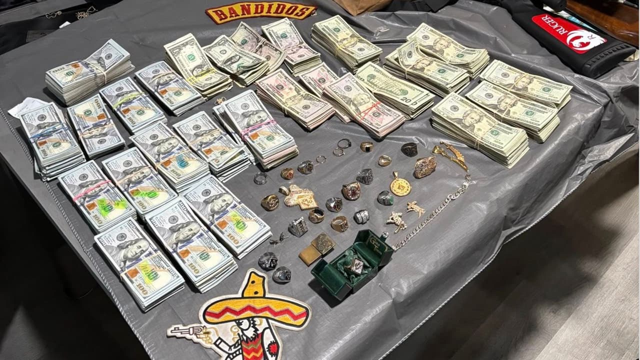 Tras una revisión exhaustiva con agentes caninos, la Unidad de Inteligencia Encubierta del Condado Bexar halló 33 armas.
<br>
<br>Además se encontraron 206 mil 031 dólares en efectivo, el cual se cree que proviene de la compra y venta de narcóticos en San Antonio.