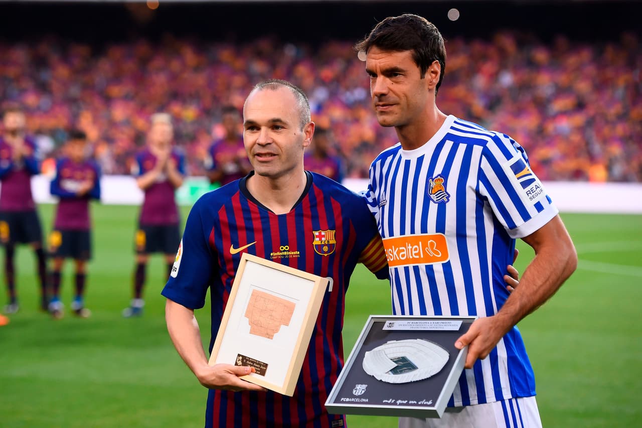Iniesta recibió, junto a Xavi Prieto de Real Sociedad, una placa conmemorativa.