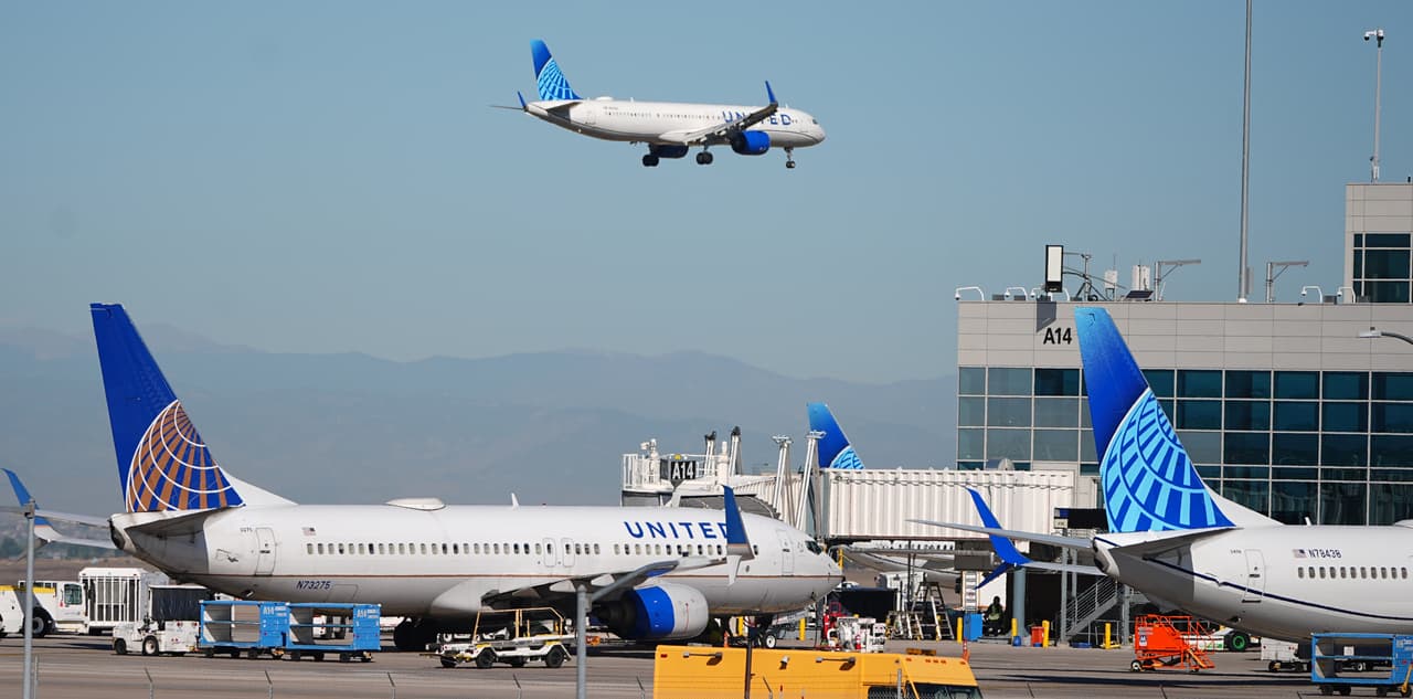 Pasajero en Houston usa tarjeta de embarque falsa, se esconde en baño de un avión y obliga aterrizaje