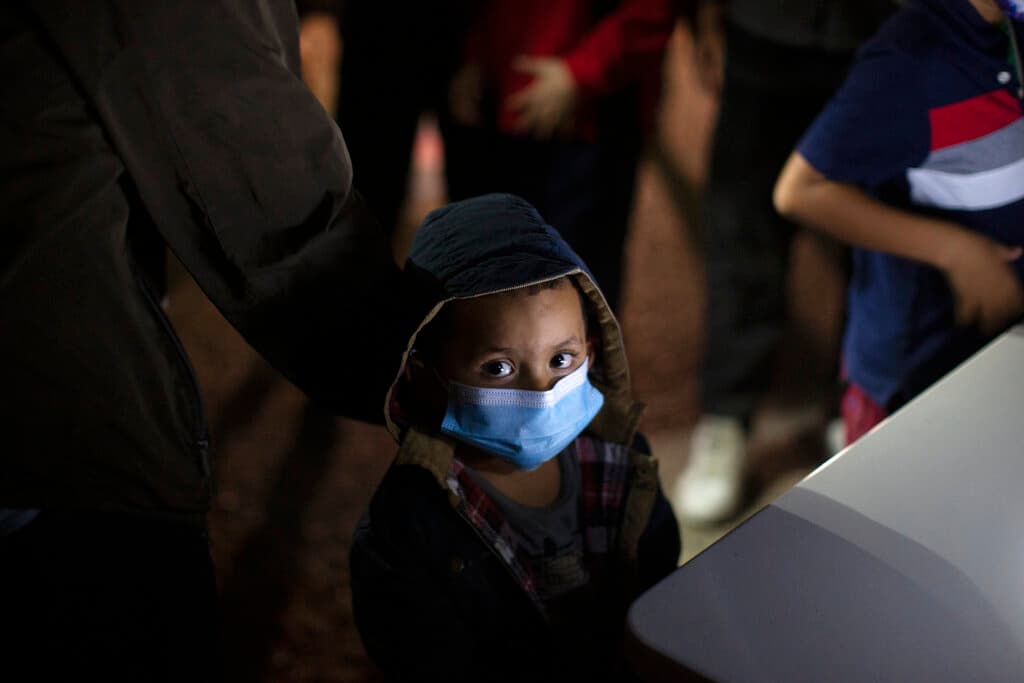 Niños amenazados por su edad, aislamiento como castigo: denuncian nuevos maltratos a migrantes en la frontera