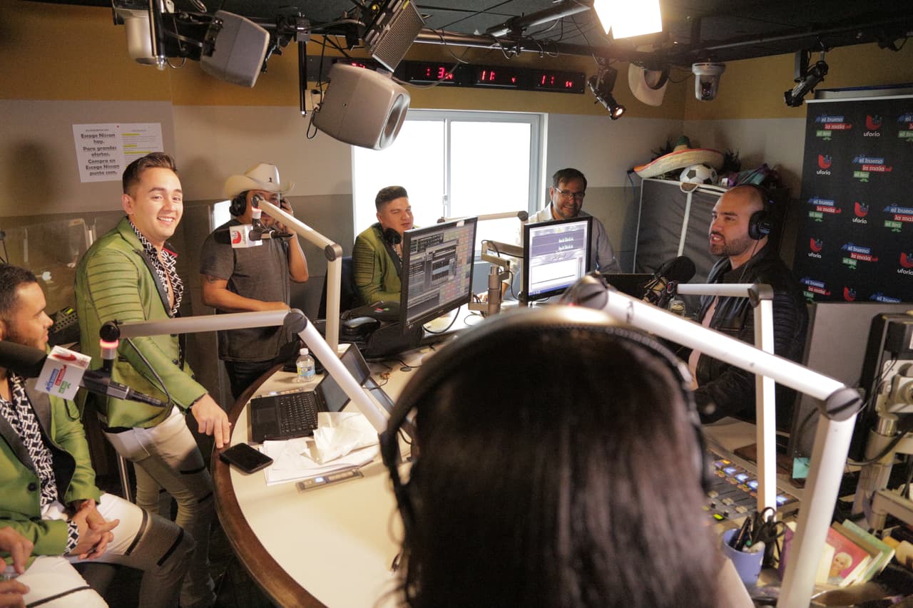 La agrupación esta feliz de promocionar su nueva canción llamada 'Ella es mi mujer'.