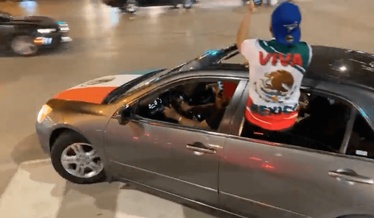 Se vieron muchas personas en las ventanas y en los quemacocos.