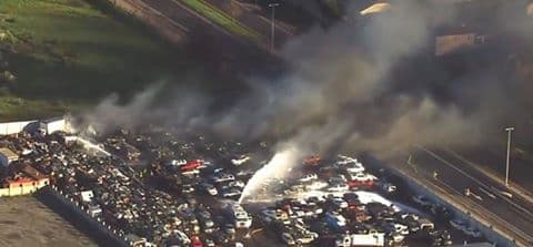 Se incendia un patio de demolición de autos en la ciudad de Richmond