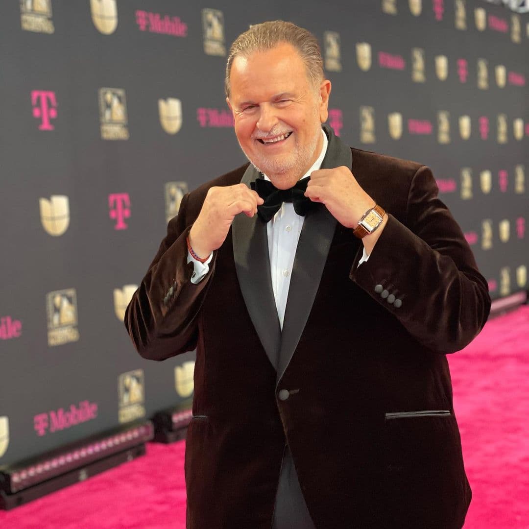 El presentador de televisión cubano-estadounidense optó por un traje negro, que destacó por su saco con textura de terciopelo. La corbata de moño acentuó la elegancia del atuendo.