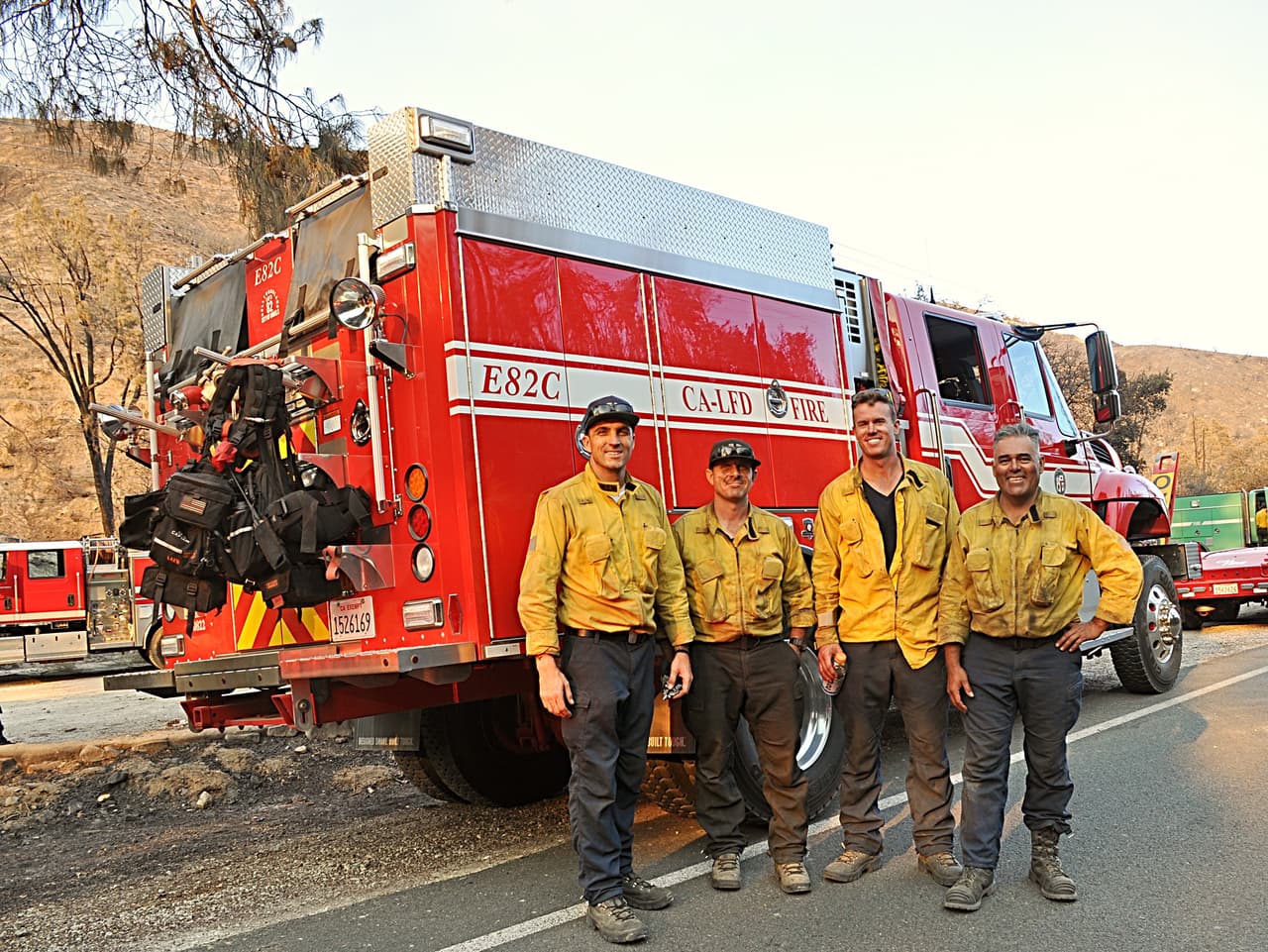 No tenemos sus nombres, pero los llamaremos héroes y representan a los miles de hombres y mujeres que están trabajando sin descanso. Son los efectivos del Departamento de Bomberos de California y los equpos de Servicios Forestales de EEUU.
<br>La imagen fue tomada durante las labores de contención del incendio
<a href="https://twitter.com/hashtag/LakeFire?src=hashtag_click">#LakeFire</a> .
<br>Foto por: Rick McClure de LAFD.