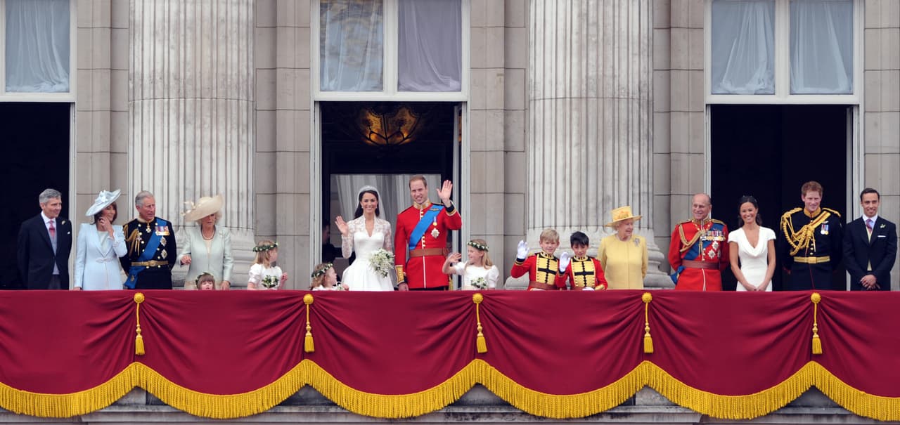 Toda la familia real celebrando a los novios.