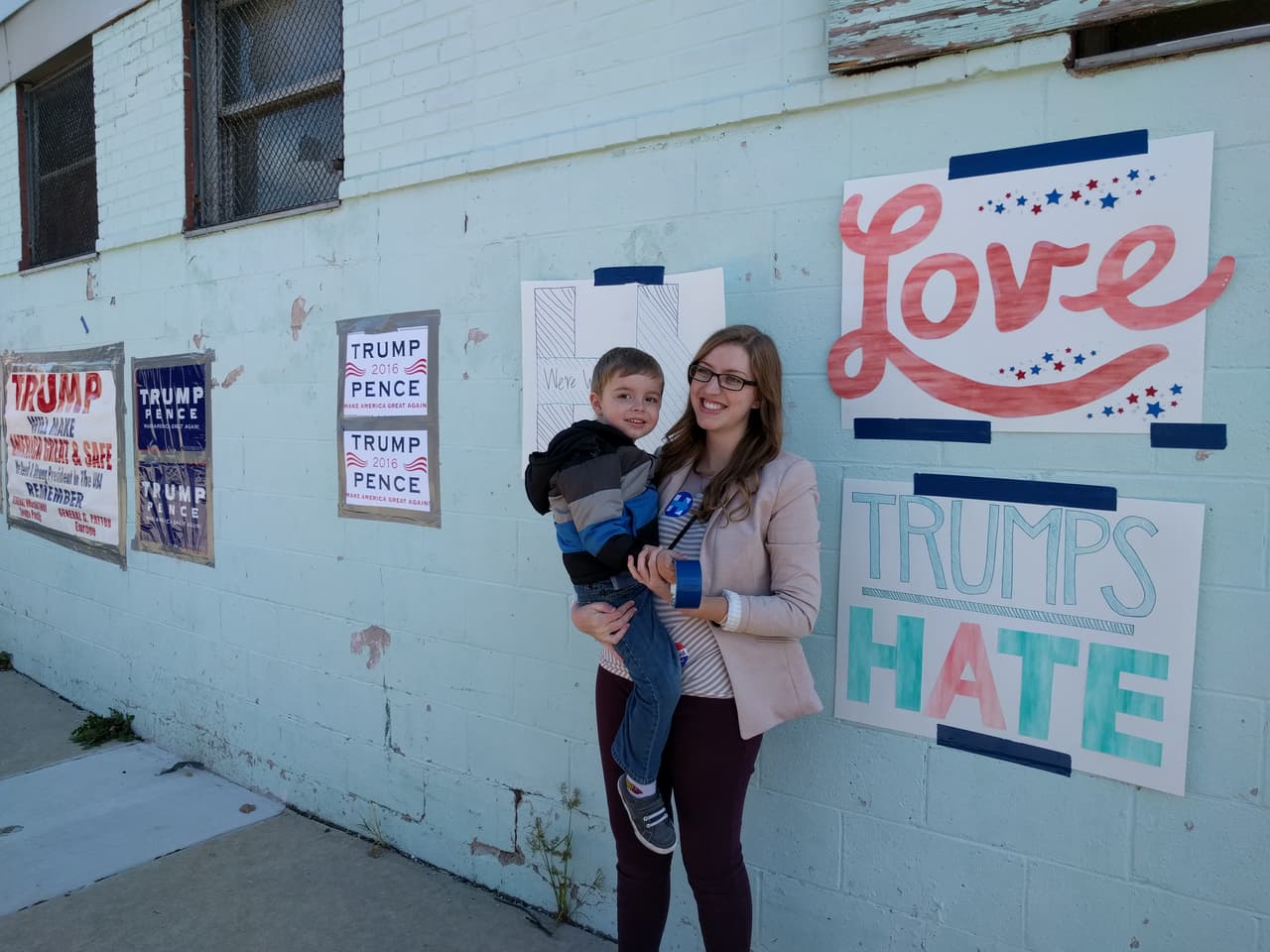 Una mujer faltó a su trabajo para colgar carteles de Hillary Clinton en un centro de votación en Filadelfia
