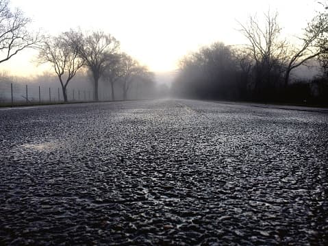 Haga funcionar los ventiladores de techo en reversa para ayudar a empujar el aire caliente cerca del techo.