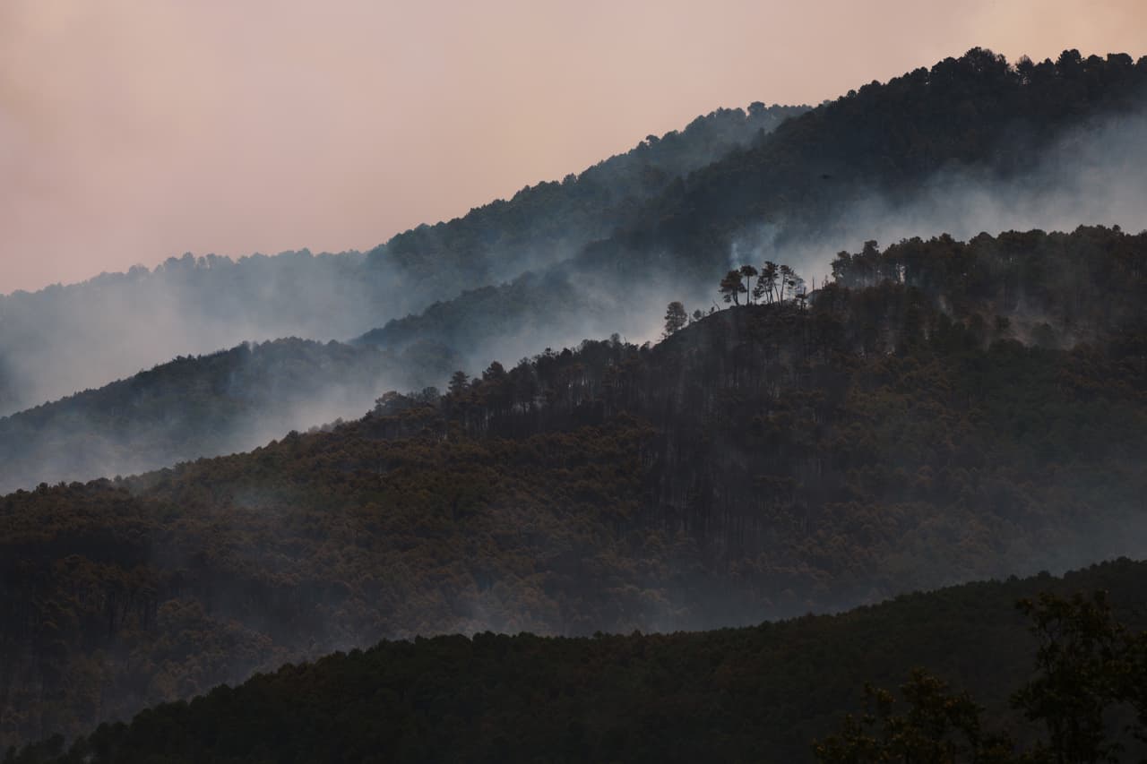 El humo que rodea a la Sierra Madrileña, en la capital española.