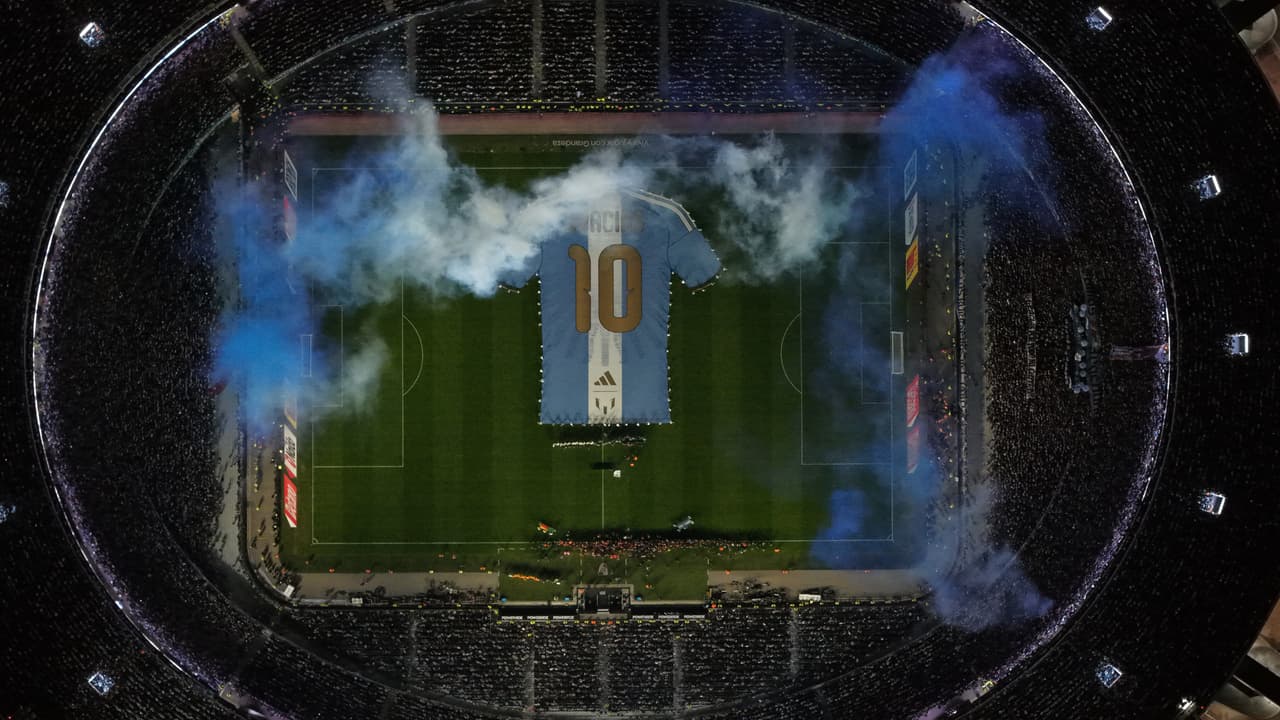 Una camiseta gigante con el número 10 de Lionel Messi se exhibe antes de un partido amistoso internacional de fútbol contra Benín, marcando su despedida de la selección nacional, en Buenos Aires, Argentina, el martes 6 de octubre de 2026.