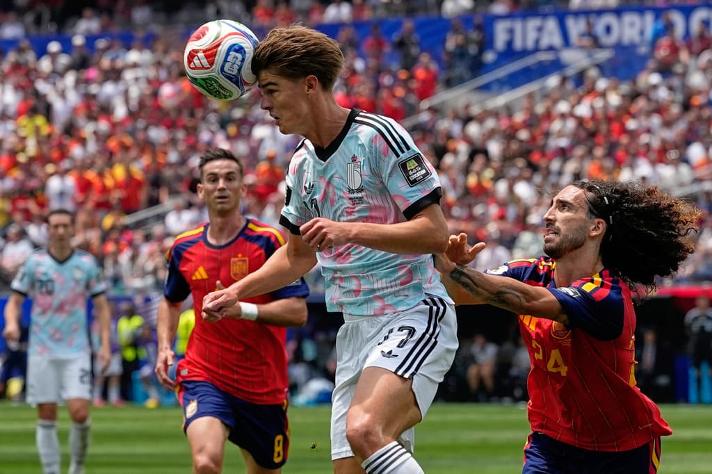 El belga Charles De Ketelaere disputa el balón con el español Marc Cucurella durante el partido de cuartos de final de la Copa del Mundo entre España y Bélgica.