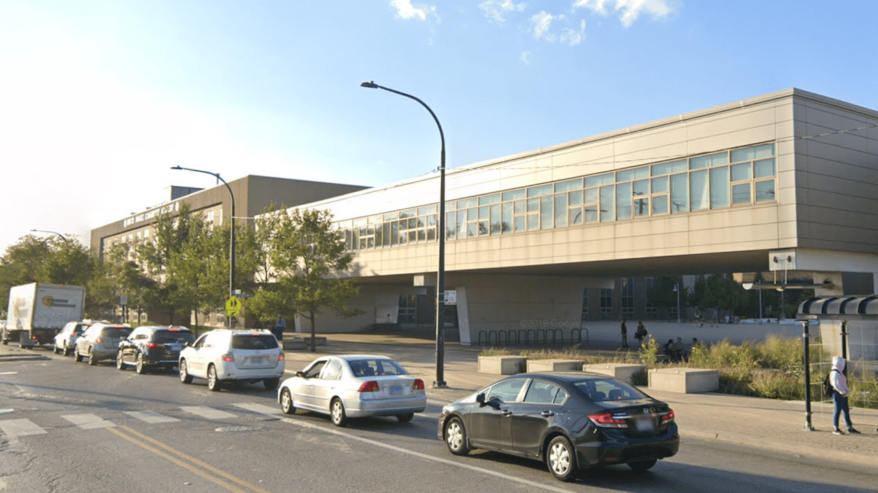 Expulsan a trabajador de una secundaria en Pilsen por 'conducta inapropiada'