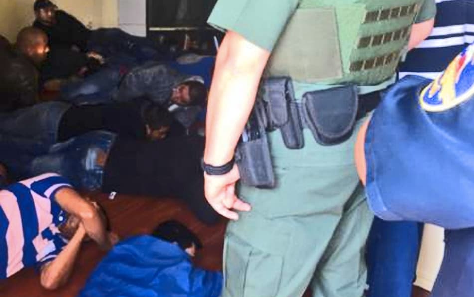 Encuentran a 70 inmigrantes indocumentados retenidos en una casa del sur de Texas