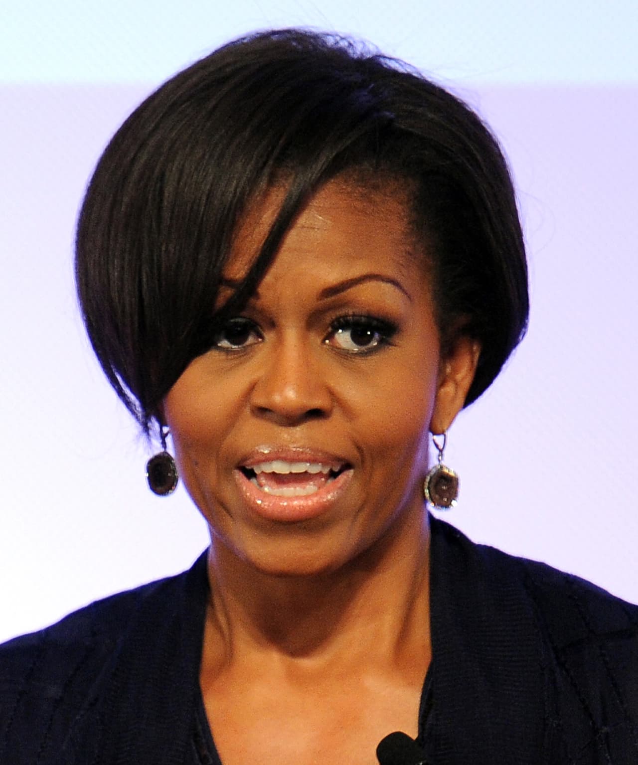 Esta imagen de 2011 hizo que muchos pensaron que la primera dama se había cortado dramaticamente el pelo. Sin embargo, es obra de su ahora estilista
<a href="https://www.washingtonpost.com/news/reliable-source/wp/2016/10/19/michelle-obamas-hairstylist-is-decamping-for-new-york/">Johnny Wright</a> quien es fanático de este tipo de peinados en los que crea
<b>una altura ‘falsa’:</b> el
<b>pelo frontal lo lleva lacio y el resto de las capas se sujetaron por detrás, lo que simula que es más corto</b>.