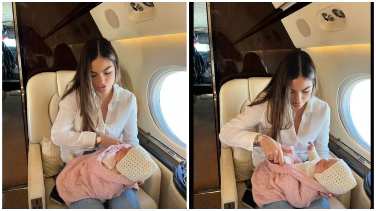 Ximena Navarrete en el primer viaje de su hija.