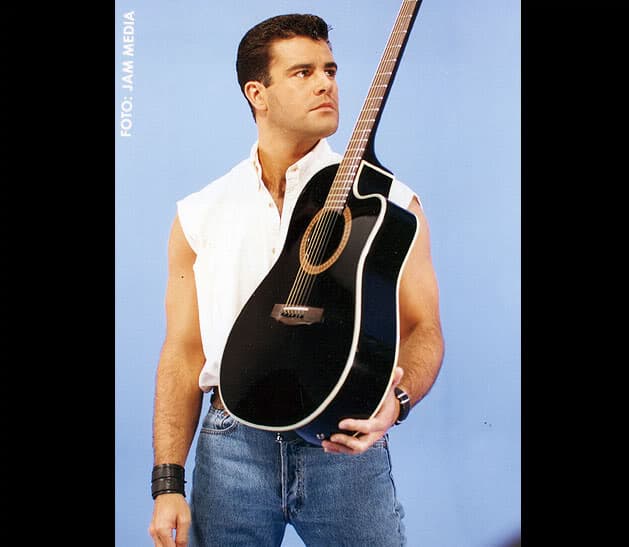 A mediados de los 90´s probó suerte como solista y siempre por recomendación de su madre, se negó a ser torero, ya que también el ex esposo de su mamá era
<b> Carlos Arruza</b> torero y mejor amigo de
<b>don Manuel</b>.