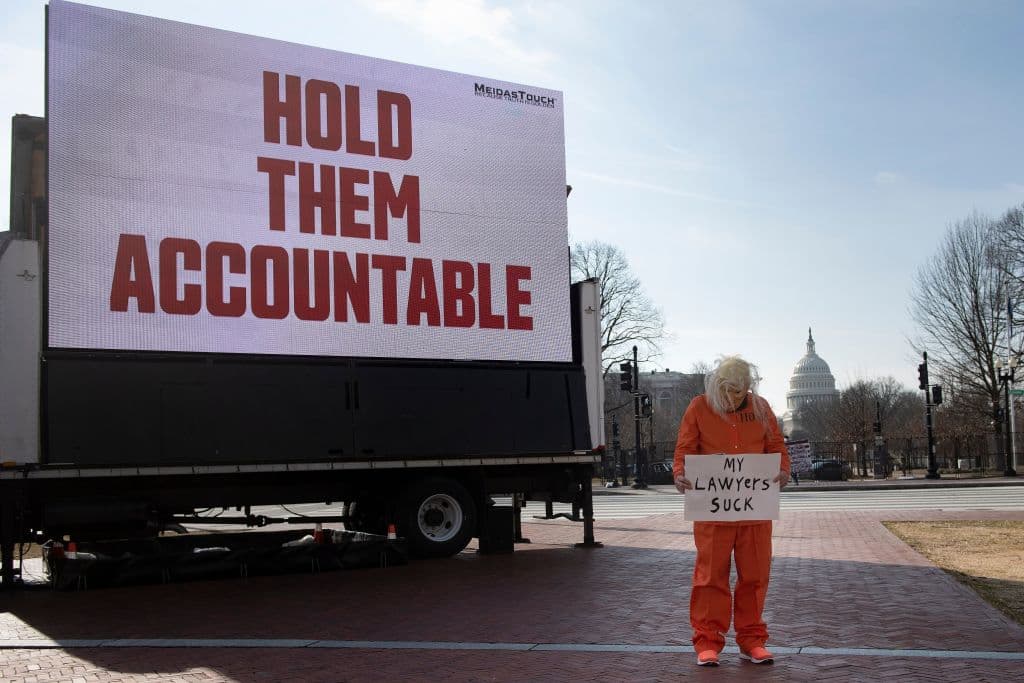 Un manifestante vestido como el expresidente Trump frente al Capitolio.