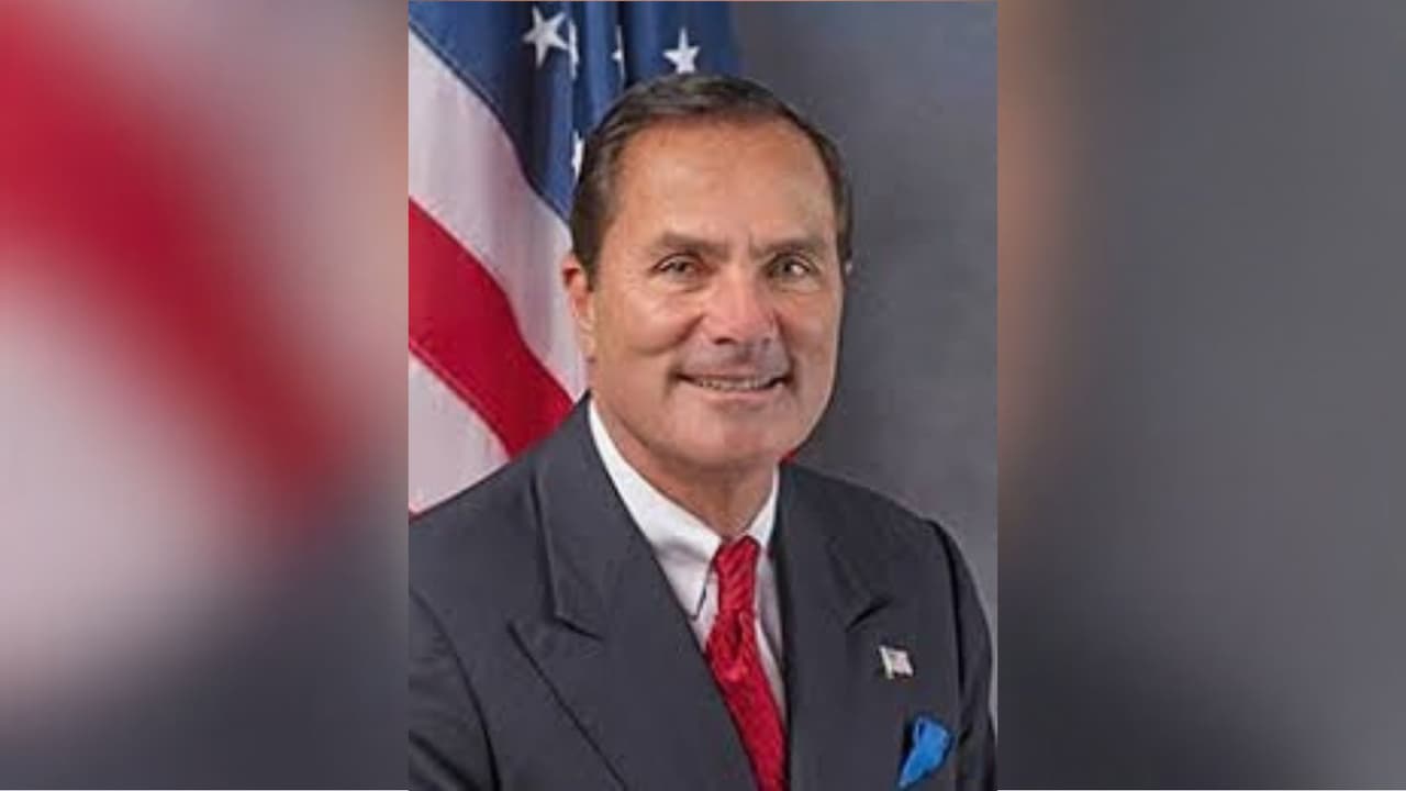 El Partido Republicano del condado de Palm Beach respaldó en su guía de votantes a Mike Caruso, secretario del tribunal suspendido, acusado de cinco delitos graves relacionados con el abuso de un familiar menor. Caruso se declaró inocente y afirmó que buscará el cargo el 3 de noviembre, pese a que el partido estatal dijo que no lo apoyaría.
