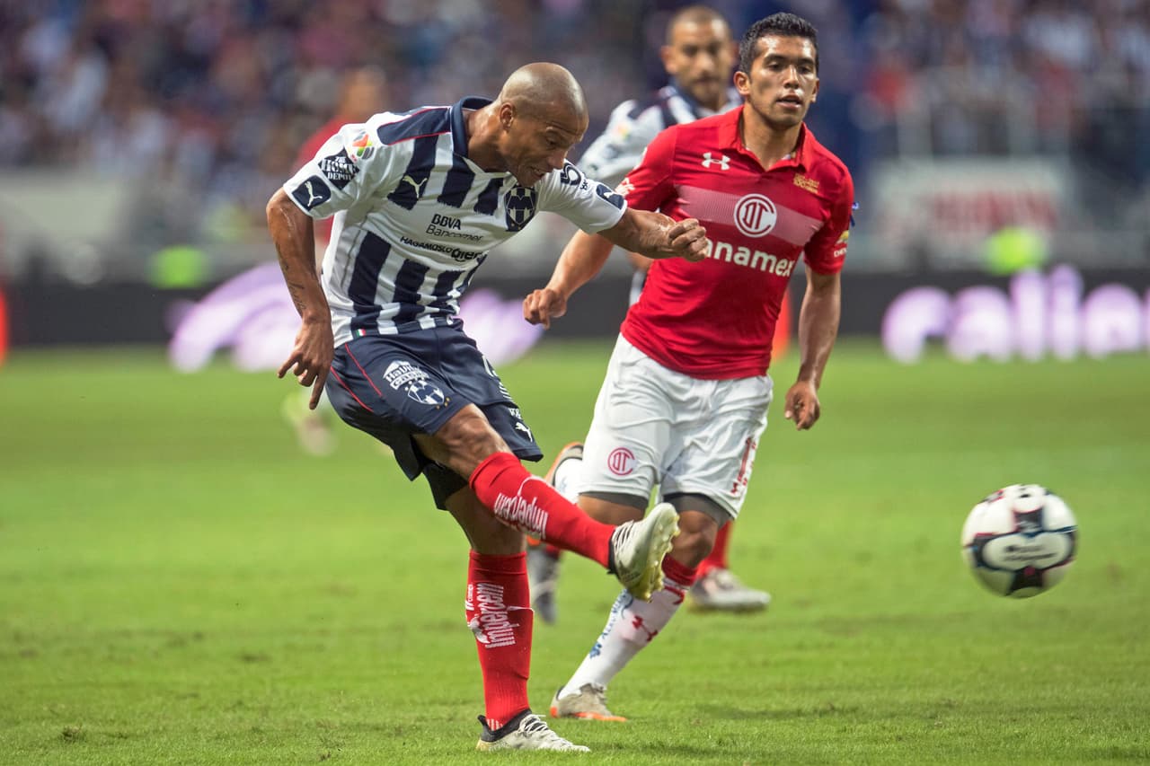 Por Monterrey quien se ubica en el quinto lugar es el internacional uruguayo Carlos Sánchez, quien llegó en enero de 2016 como gran contratación desde el River Plate, campeón de Copa Libertadores y Copa Sudamericana. Su valor actual en el mercado es de 2.7 millones de dólares.