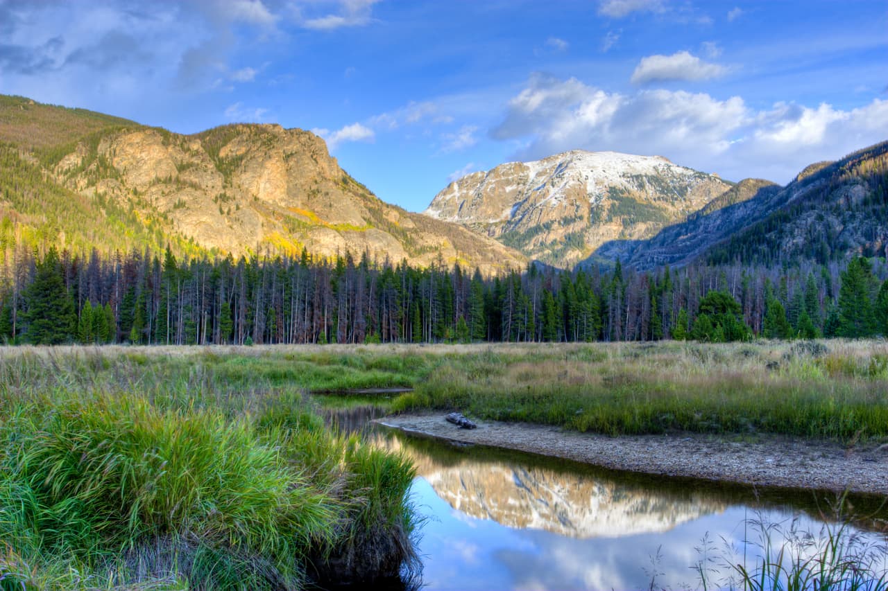 <h3 class="cms-H3-H3">North Park, Colorado</h3>
<br>
<br> A unas tres horas en automóvil al noroeste de Denver, este amplio valle se encuentra entre los picos nevados de las montañas Medicine Bow y Park Range en una de las esquinas menos pobladas de Colorado. La zona es hábitat de truchas, aves migratorias y alces.