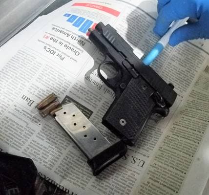 Confiscan pistola de 9mm cargada en el aeropuerto de Newark, y su propietario termina arrestado