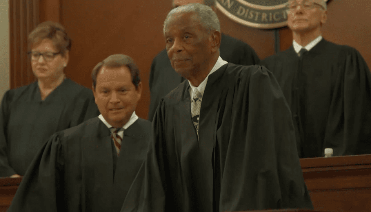 El juez detrás del nuevo lema del 'Washington Post': un pionero que luchó contra Nixon y Bush por la transparencia