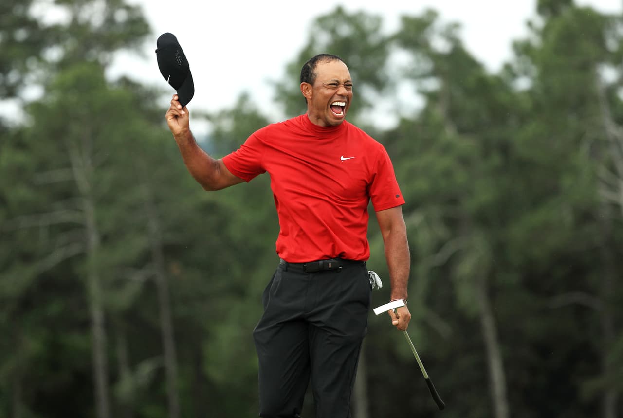 El estadounidense Tiger Woods dejó escapar un grito emocionado tras ganar el Masters de Augusta, el 'Major' 15 de su carrera, para luego abrazarse con su caddie Joe LaCava y su hija Sam Alexis.