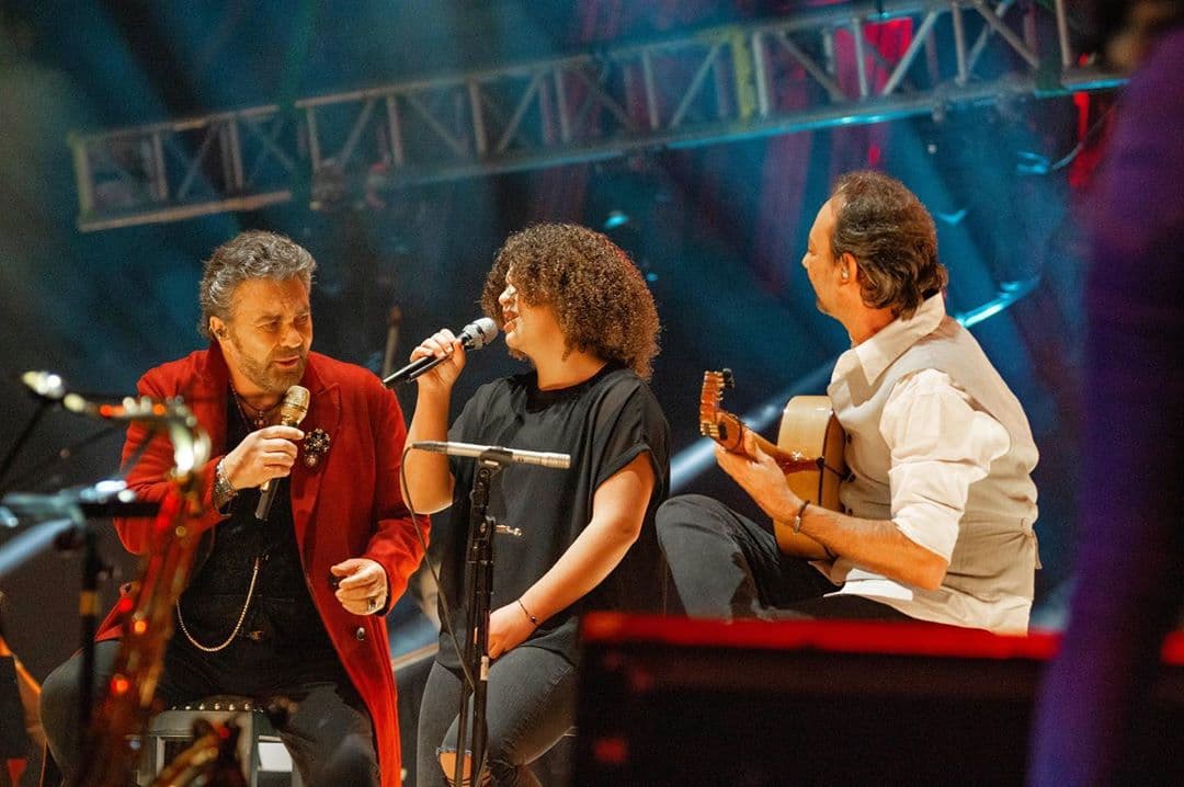 Sin embargo, ambos siguen muy involucrados con la familia que crearon juntos y apoyan a su hija Lucerito en los inicios de su carrera musical.