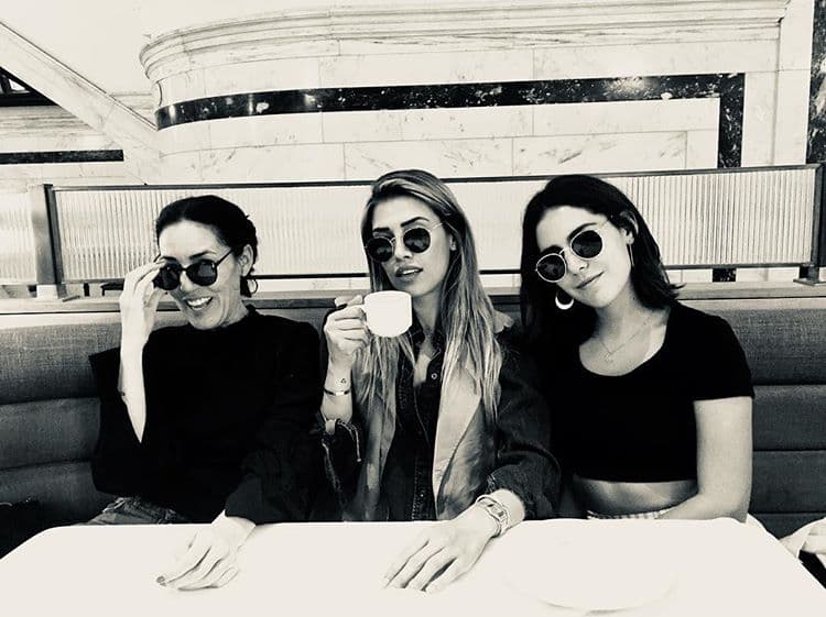 "Simplemente creo que es eso, dentro de
<b><a href="https://www.univision.com/famosos/stephanie-salas-dice-que-por-salud-mental-no-sigue-el-pleito-entre-alejandra-guzman-y-frida-sofia-fotos" target="_blank">los cánones y los valores</a></b> que también uno como madre puede darles a sus hijos", explicó la intérprete de
<b><a href="https://www.youtube.com/watch?v=8dmB8c8VczE" target="_blank">'Ave María'</a></b>.