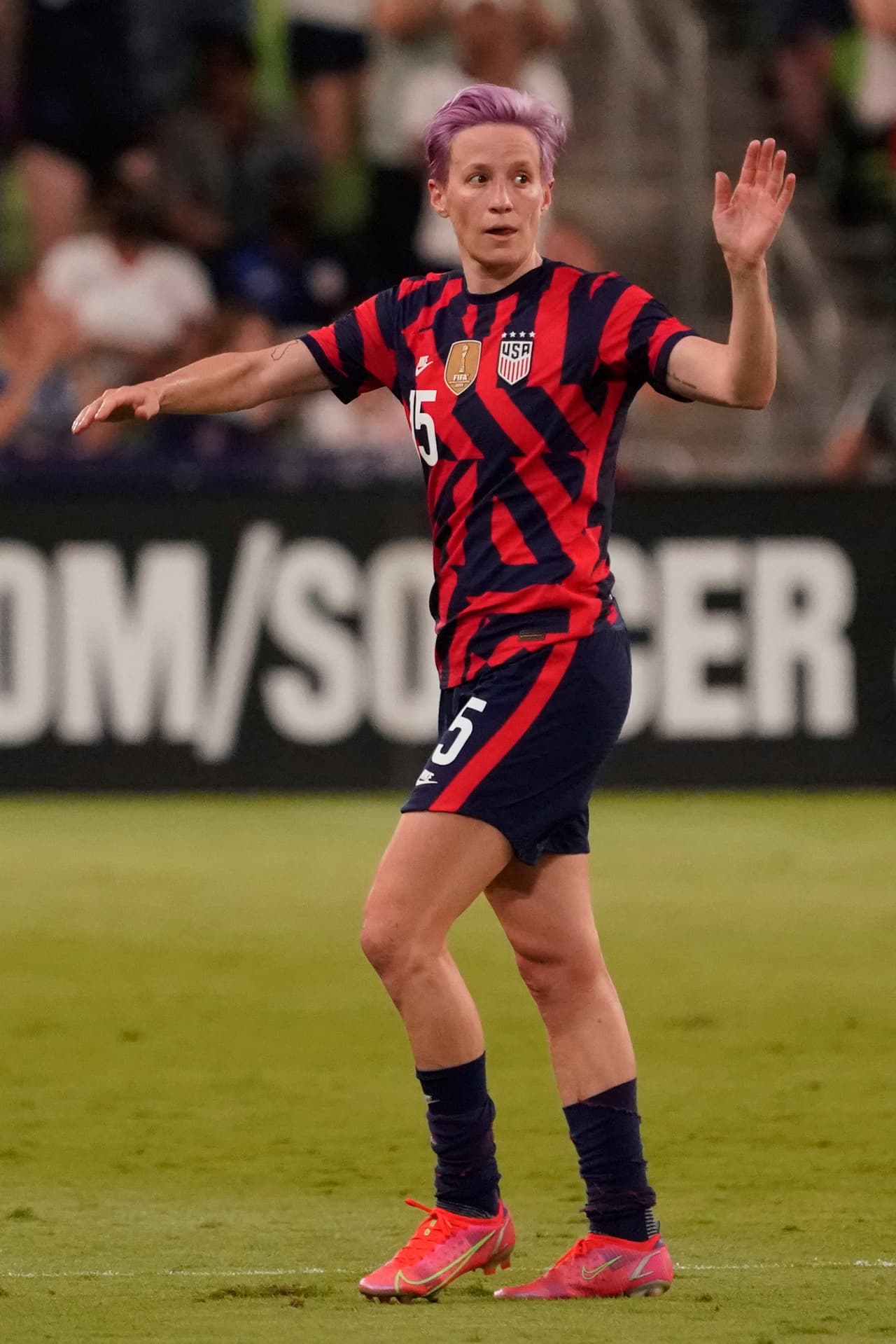 Por su parte, Megan Rapinoe ha mencionado: "Muy a menudo me sentí excluida en la industria de la belleza y la moda, y estoy encantada de crear un espacio que abre un verdadero espectro para todas las mujeres". En un mensaje difundido por el
<a href="https://www.nytimes.com/es/2021/06/16/espanol/megan-rapinoe-victorias-secret.html" target="_blank">New York Times</a> agregó que era "patriarcal, sexista, viendo no solo lo que significaba ser sexy sino lo que la ropa intentaba lograr a través de la mirada masculina y a través de lo que los hombres deseaban".