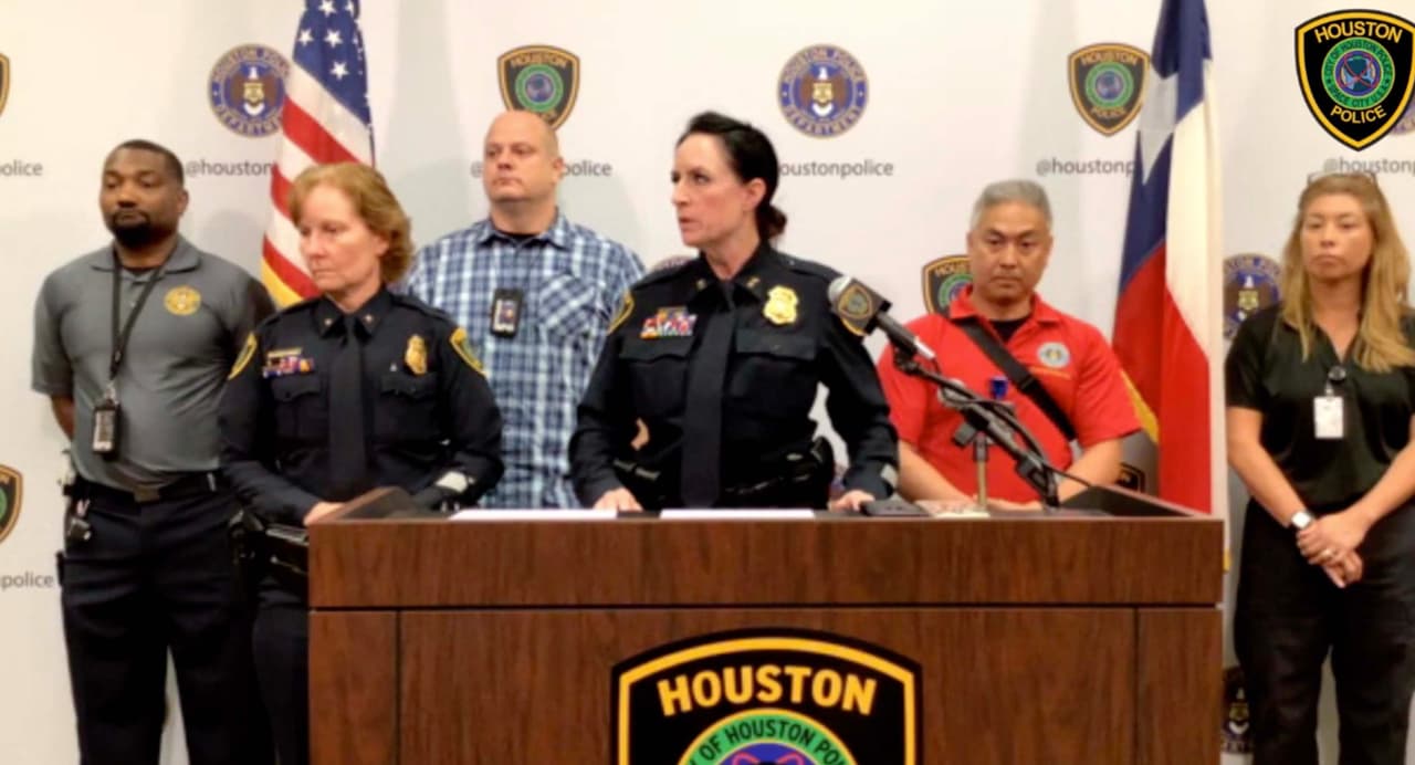 Las autoridades de Houston, señalaron que hasta el momento no pueden confirmar que el cuerpo hallado en el hotel es el de Samuel Olson. La novia del padre, Theresa Balboa está detenida y es interrogada.