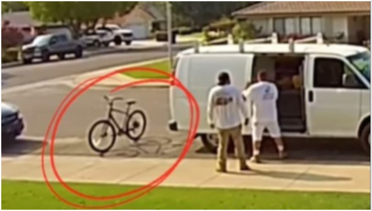 Los dos contratistas hicieron una gran labor al recuperar la bicicleta robada.