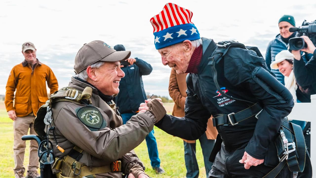 El gobernador de Texas, Greg Abbott, y el veterano de 106 años de la Segunda Guerra Mundial, Al Blaschke.