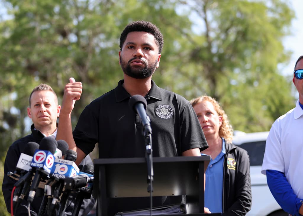 El
<b>congresista Maxwell Frost</b> habla frente al centro de detención de migrantes conocido como
<a href="https://www.univision.com/local/tampa-wvea/que-esconde-el-alcatraz-de-los-caimanes-legisladores-demandan-a-desantis-por-bloquear-su-acceso">Alcatraz de los Caimanes</a> durante una conferencia de prensa previa a una visita de inspección a las instalaciones del Centro de Entrenamiento y Transición Dade-Collier. Tras el recorrido, Frost señaló que los legisladores confirmaron que los detenidos carecen de acceso regular a duchas con privacidad y reciben alimentos de baja calidad en porciones mínimas.